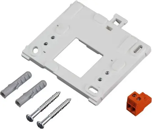 Weißer Montageadapter mit Schrauben und Kunststoffdübel, verwendet zum Anbringen von Bosch-Geräten oder -Zubehör an Wänden. Inklusive einer Anschlussbuchse.